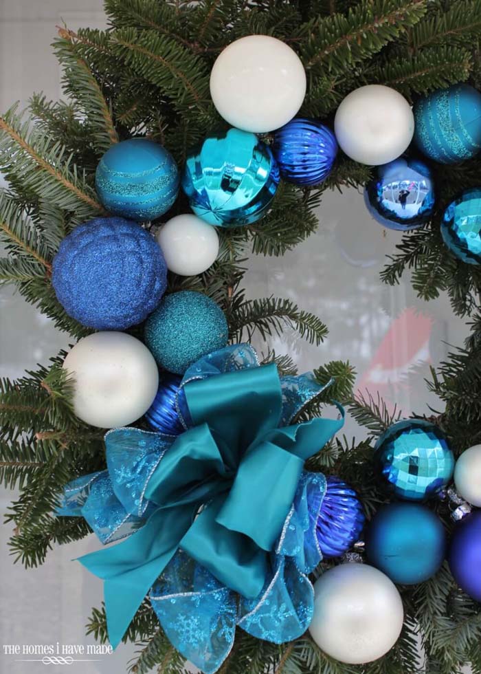 15-Minute Ornament Wreath #Christmas #blue #decorations #decorhomeideas