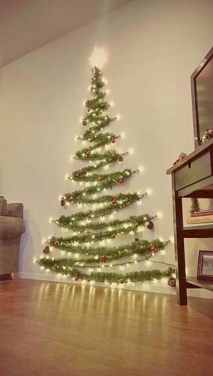 2D Wall Tree from Tinsel #Christmas #tinsel #diy #decorhomeideas