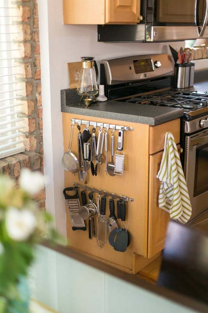 A Small Kitchen Accessory Wall #smallkitchen #storage #organization #decorhomeideas