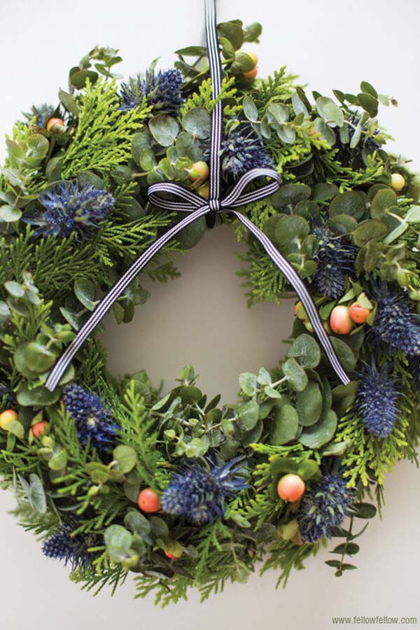 All Natural Friendly Winter Wreath #Christmas #blue #decorations #decorhomeideas