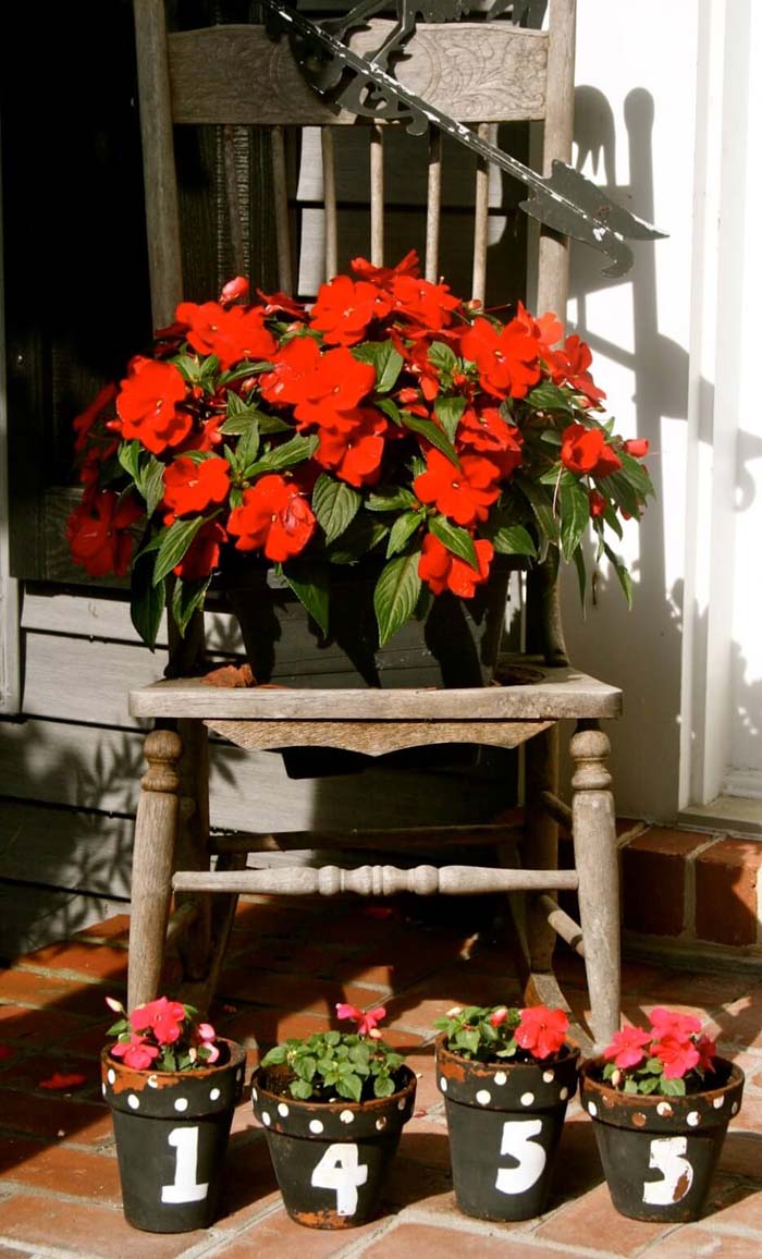 Antique Chair with House Number Front Door Flower Pots #flowerpot #frontdoor #frontporch #decorhomeideas