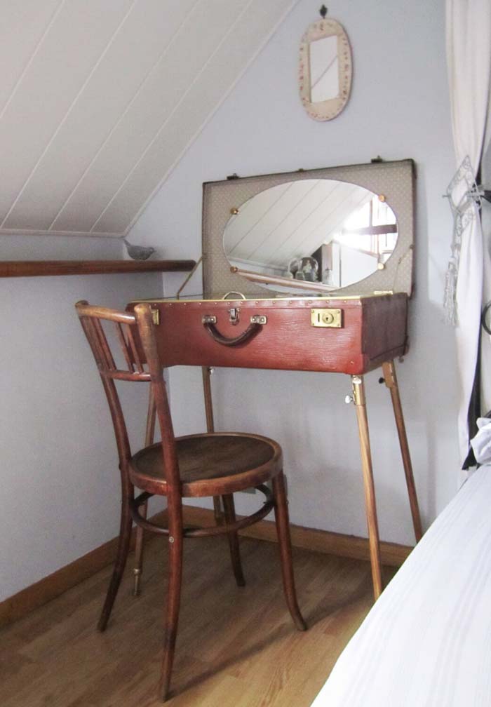 Antique Luggage Vanity Table #bedroom #vintage #decor #decorhomeideas