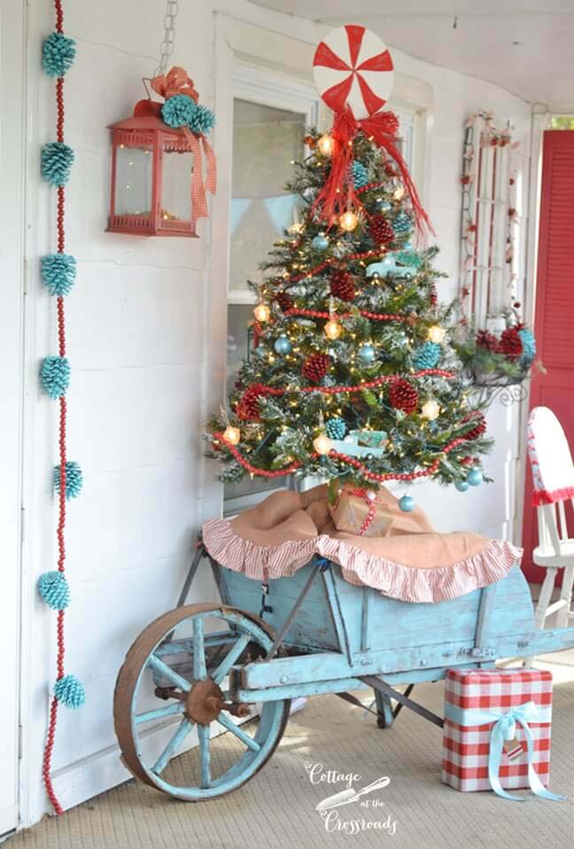 Aqua Christmas Porch #Christmas #blue #decorations #decorhomeideas