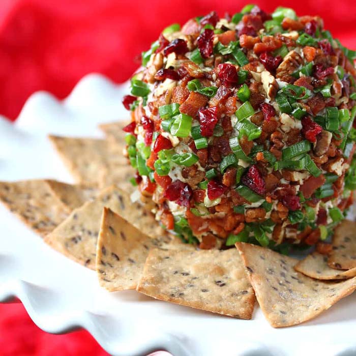 Bacon, Blue Cheese and Cranberry Cheese Ball with Pecans #Christmas #cheeseball #cheese #appetizers #decorhomeideas