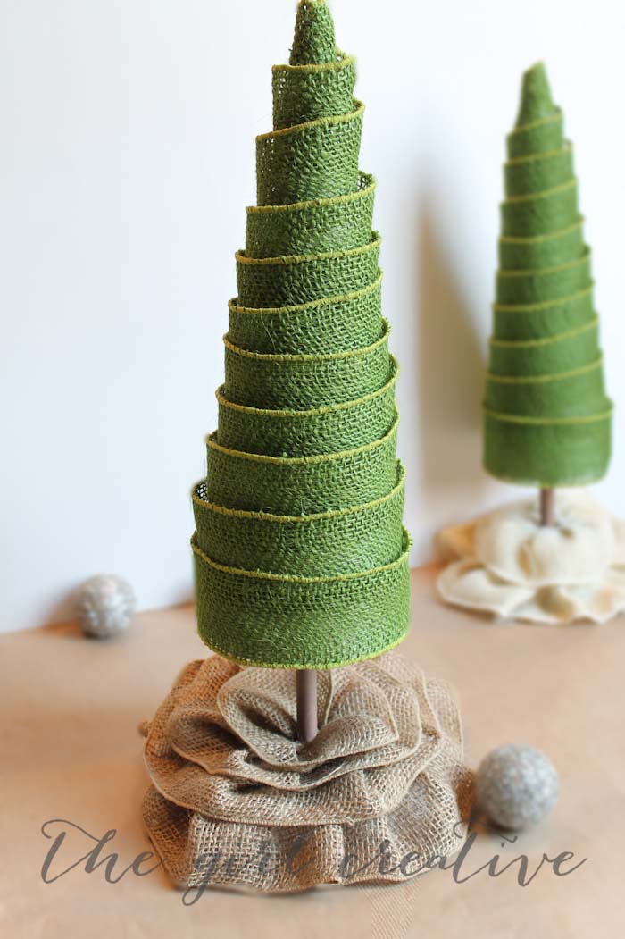 Burlap Ribbon Christmas Tree #Christmas #tree #crafts #decorhomeideas