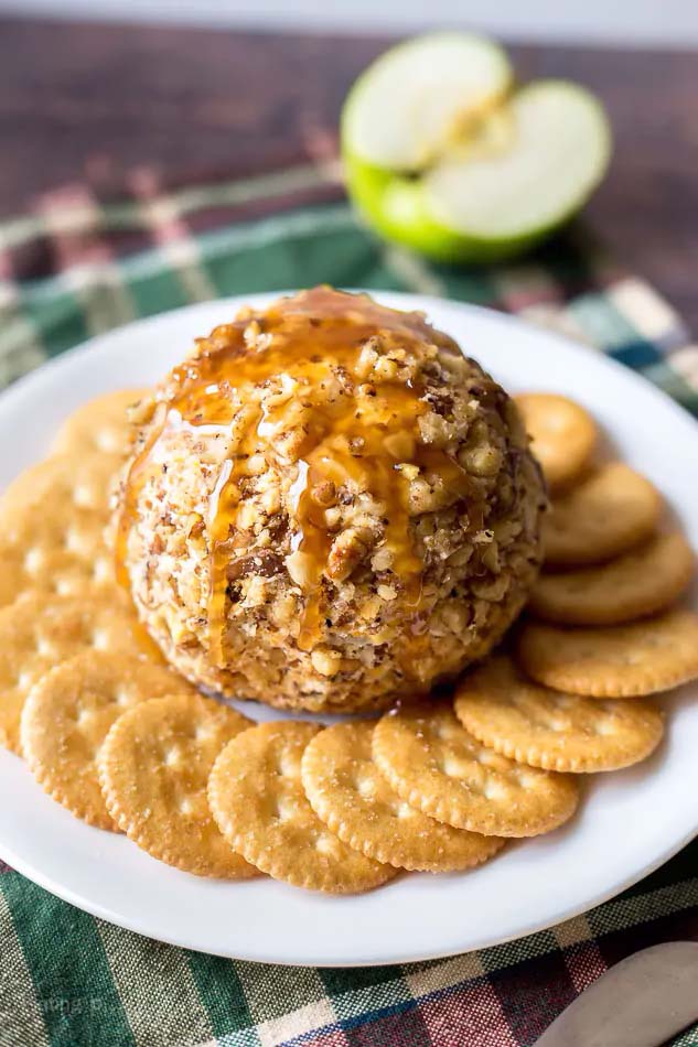 Caramel Apple Cheeseball #Christmas #cheeseball #cheese #appetizers #decorhomeideas