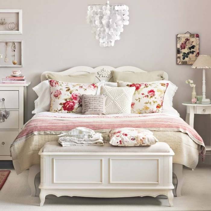 Carved Vintage Bedroom Decoration with Floral Print Pillows #bedroom #vintage #decor #decorhomeideas