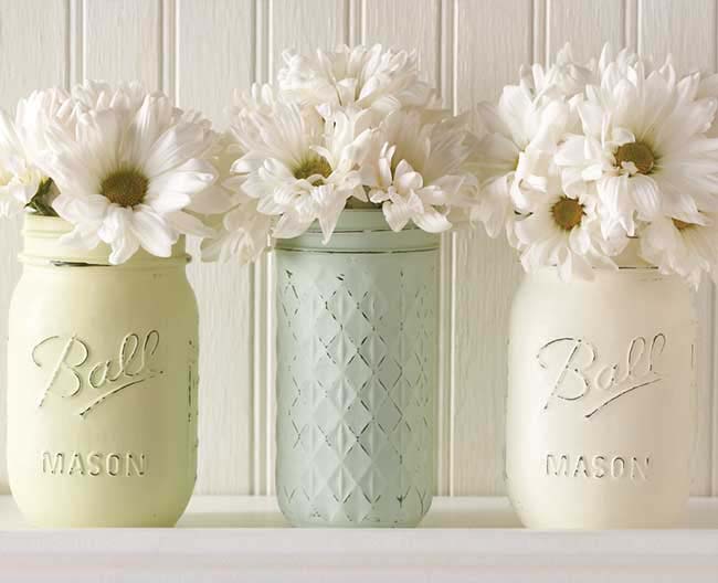 Chalk-painted Mason Jar Vases #bedroom #vintage #decor #decorhomeideas