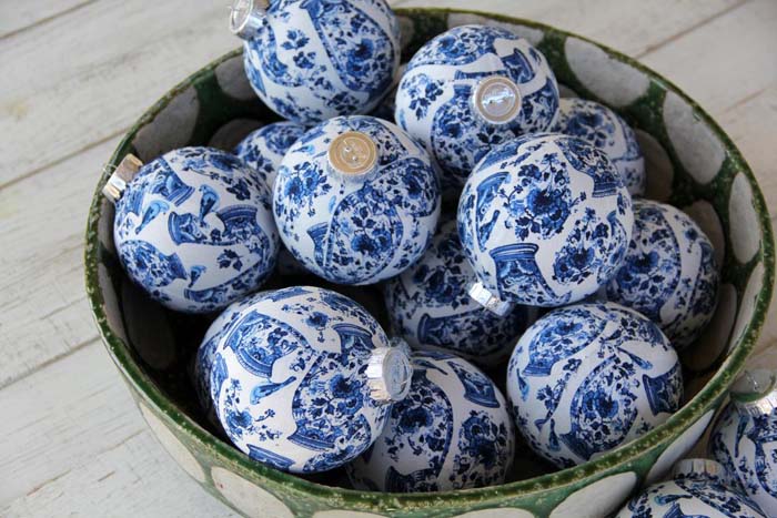 Chinoiserie Chic Inspired Christmas Ornaments #Christmas #blue #decorations #decorhomeideas