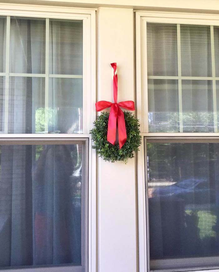 Christmas Boxwood Window Wreath #Christmas #window #decorations #decorhomeideas