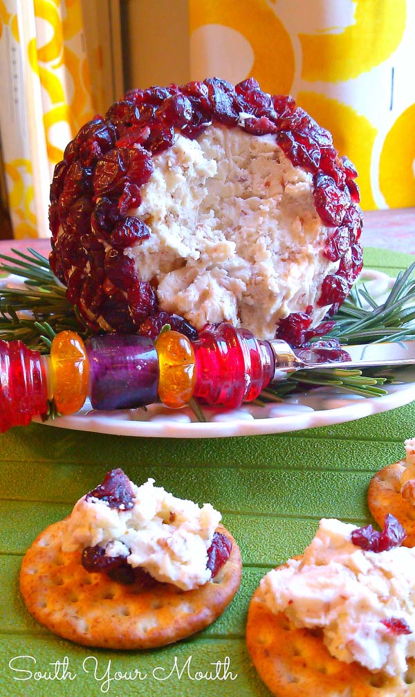 Christmas Cranberry Cheese Ball #Christmas #cheeseball #cheese #appetizers #decorhomeideas