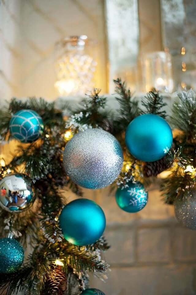 Christmas Mantel In Turquoise #Christmas #blue #decorations #decorhomeideas