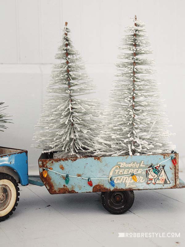 Christmas Vintage Cart #Christmas #blue #decorations #decorhomeideas