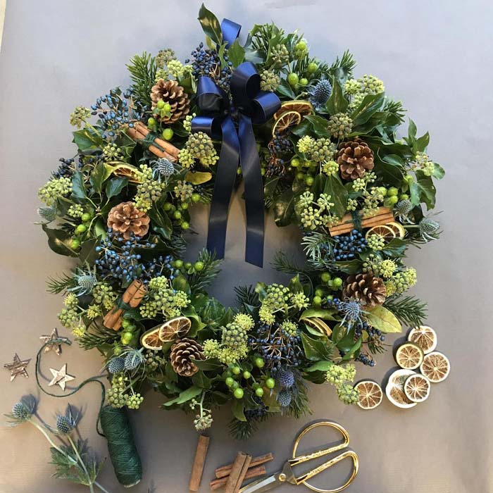 Christmas Wreath With Blue Accent #Christmas #blue #decorations #decorhomeideas