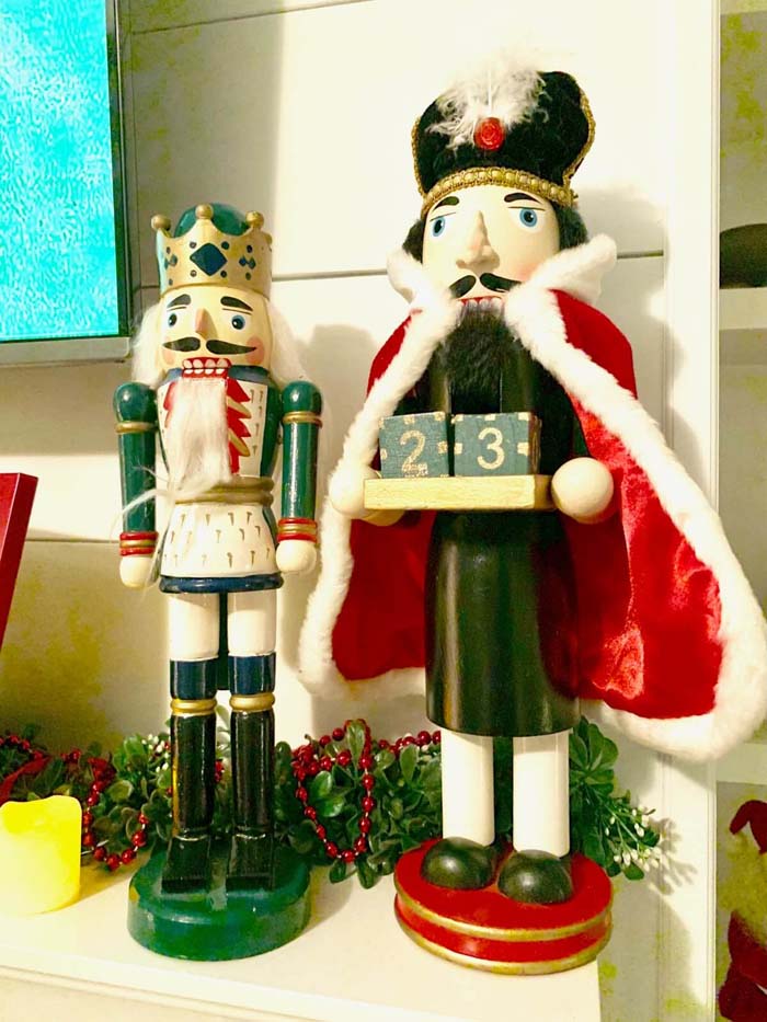 Classic and Ornate Holiday Nutcrackers #Christmas #vintage #diy #decorhomeideas
