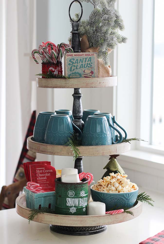 Classic Christmas Tiered Snack Tray #tieredtray #Christmas #decorhomeideas