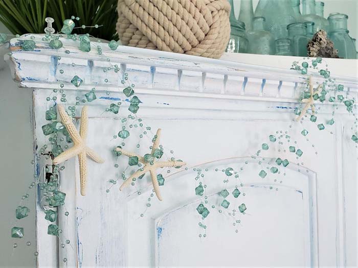 Coastal Beaded Christmas Garland #diy #coastal #christmas #decorhomeideas