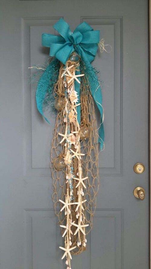 Coastal Christmas Front Door Swag #diy #coastal #christmas #decorhomeideas