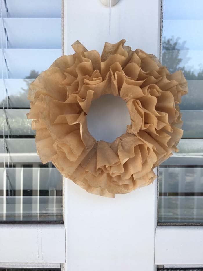 Coffee Filter Window Wreath #Christmas #window #decorations #decorhomeideas