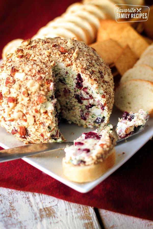 Cranberry Almond Bacon Cheese Ball #Christmas #cheeseball #cheese #appetizers #decorhomeideas