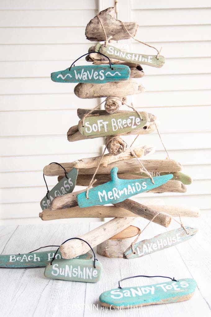 DIY Coastal Christmas Ornaments #diy #coastal #christmas #decorhomeideas