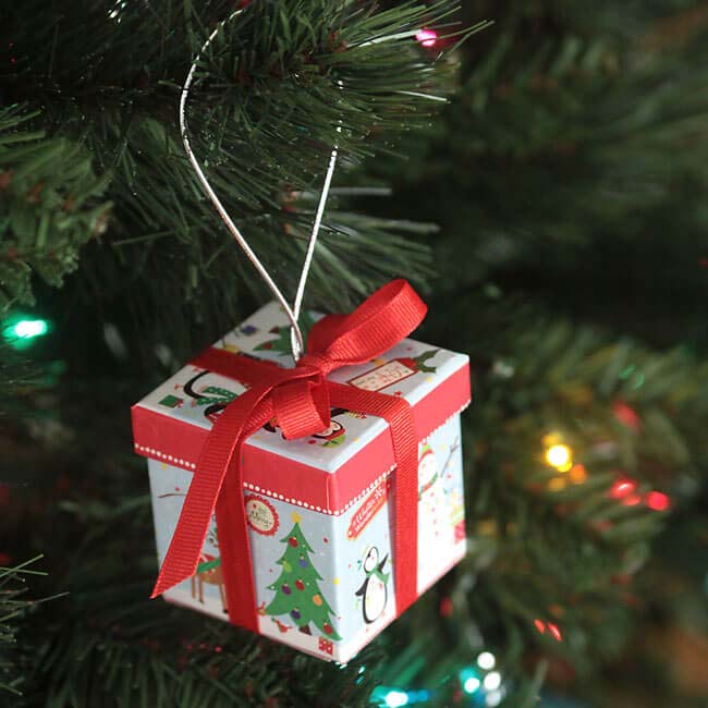 DIY Gift Box Ornaments #Christmas #dollarstore #diy #decorhomeideas