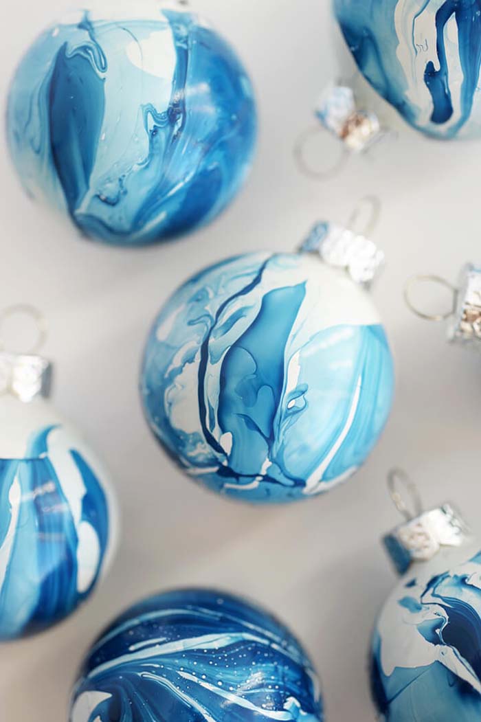 DIY Indigo Marbled Ornaments #Christmas #blue #decorations #decorhomeideas