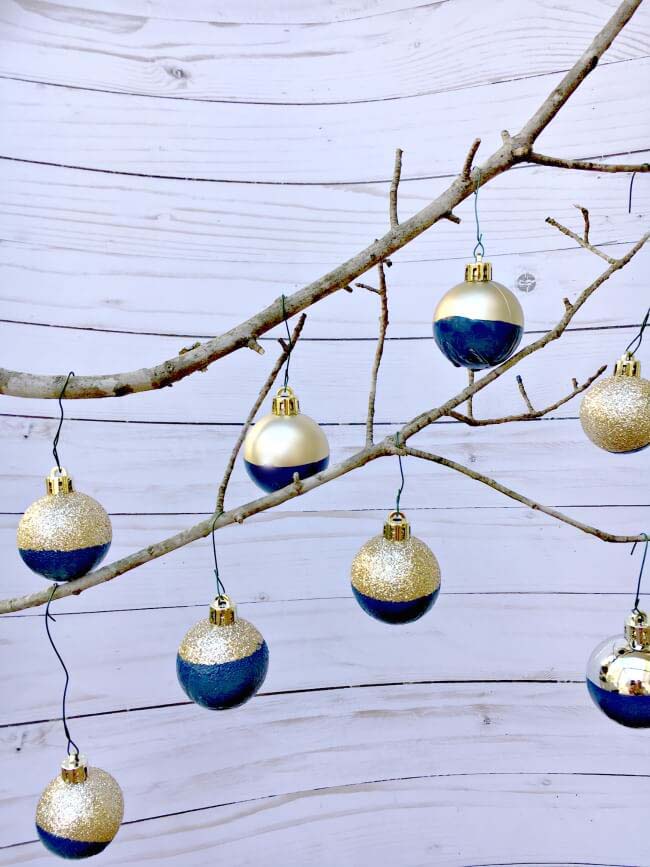 DIY Paint Dipped Ornament #Christmas #blue #decorations #decorhomeideas