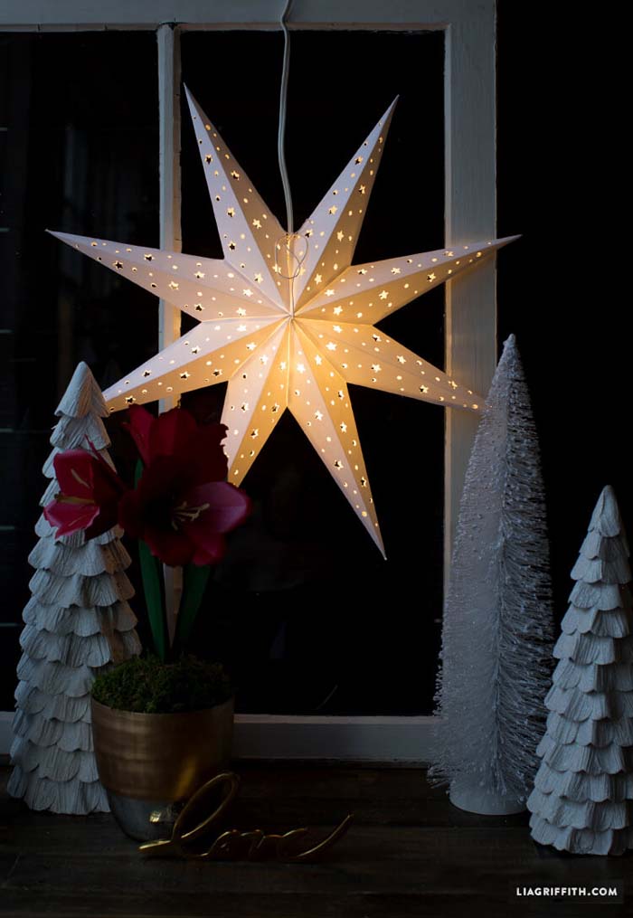 DIY Paper Star Window Decoration #Christmas #window #decorations #decorhomeideas