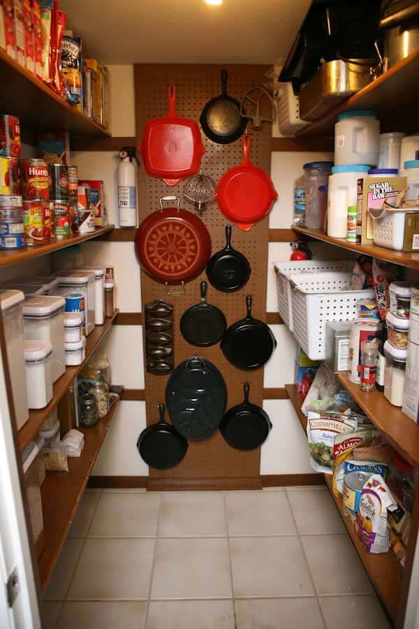 DIY Pegboard Storage for Pots and Pans #smallkitchen #storage #organization #decorhomeideas