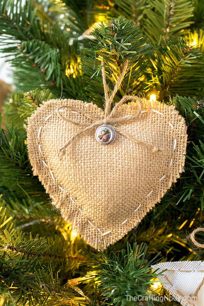 DIY Rustic Burlap Christmas Ornaments #Christmas #rustic #ornaments #decorhomeideas