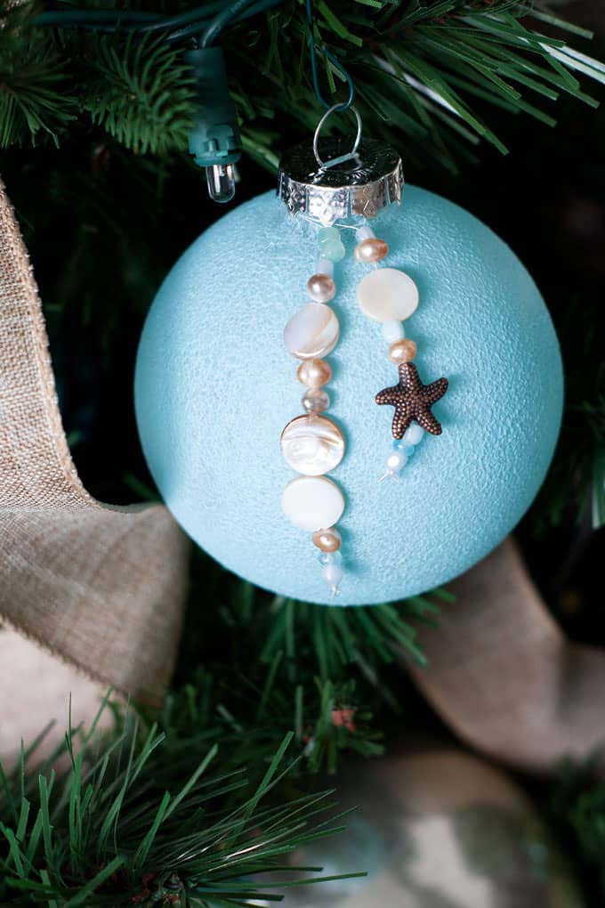 Easy DIY Coastal Christmas Ornaments #diy #coastal #christmas #decorhomeideas