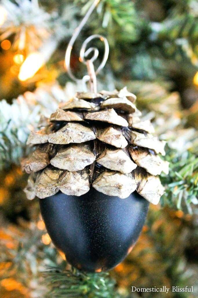 Faux Acorn Christmas Ornaments #Christmas #rustic #ornaments #decorhomeideas