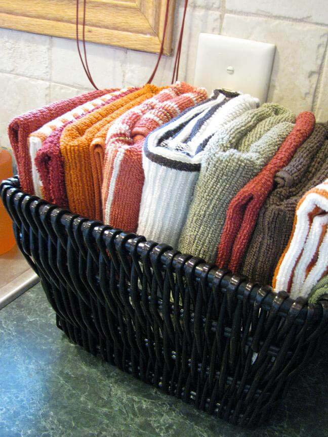 Folded Towel Laundry Basket #bathroom #towel #storage #decorhomeideas