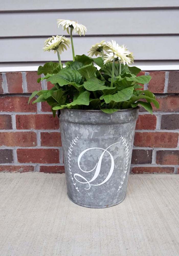 Galvanized Bucket Planter with Personalized Monogram #flowerpot #frontdoor #frontporch #decorhomeideas