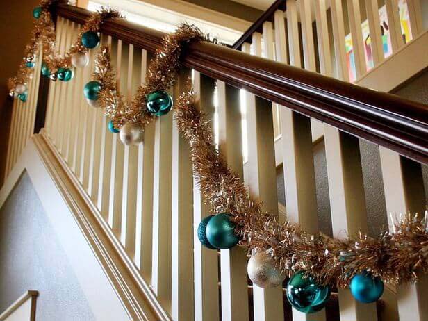 Gold and Green Ornament Stair Garland #Christmas #tinsel #diy #decorhomeideas