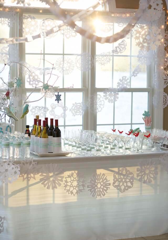 Happily Hosting for the Holidays #Christmas #window #decorations #decorhomeideas