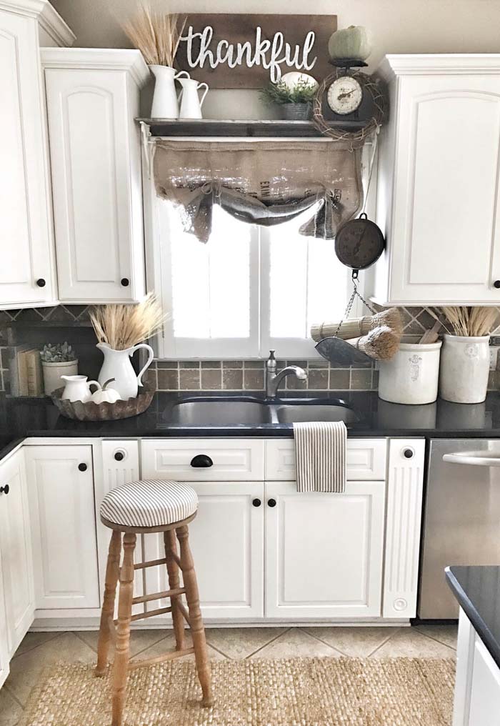 High Contrast Kitchen Cabinets with Black Accents #farmhouse #kitchen #cabinet #decorhomeideas