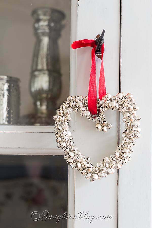 Homemade Christmas Ornament: a Jingle Bells Heart #Christmas #dollarstore #diy #decorhomeideas