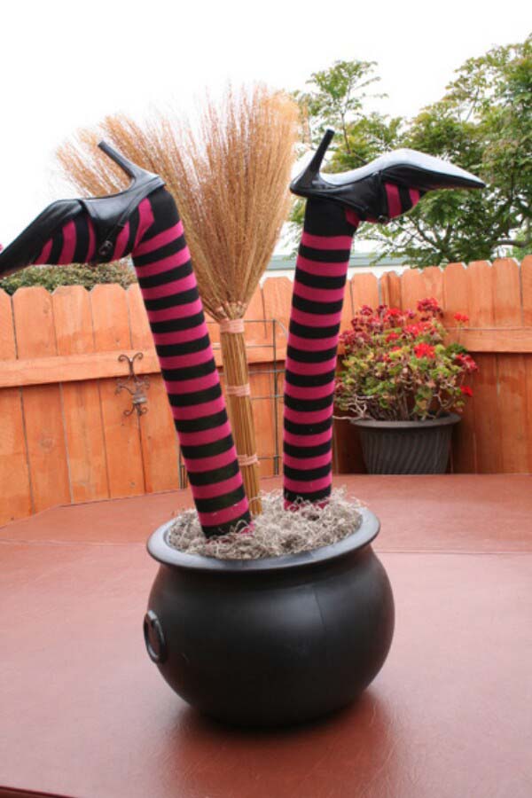 Homemade Crashed Witch Prop #Halloween #Dollarstore #crafts #decorhomeideas