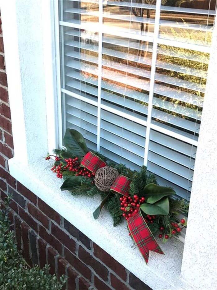 How to Make Christmas Window Sill Swags #Christmas #window #decorations #decorhomeideas