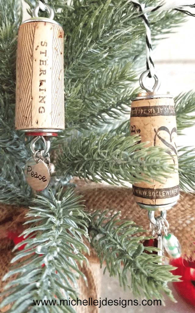 How To Make DIY Wine Cork Ornaments #Christmas #rustic #ornaments #decorhomeideas