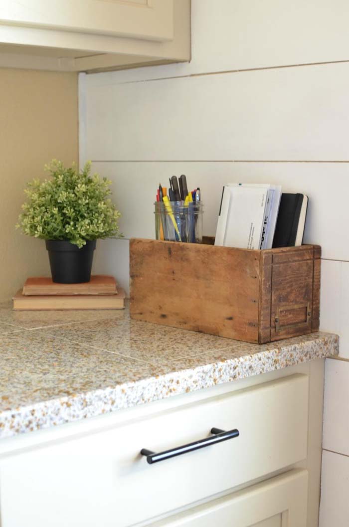 Kitchen Countertop Organizing Idea for Notes #kitchen #countertop #organization #decorhomeideas