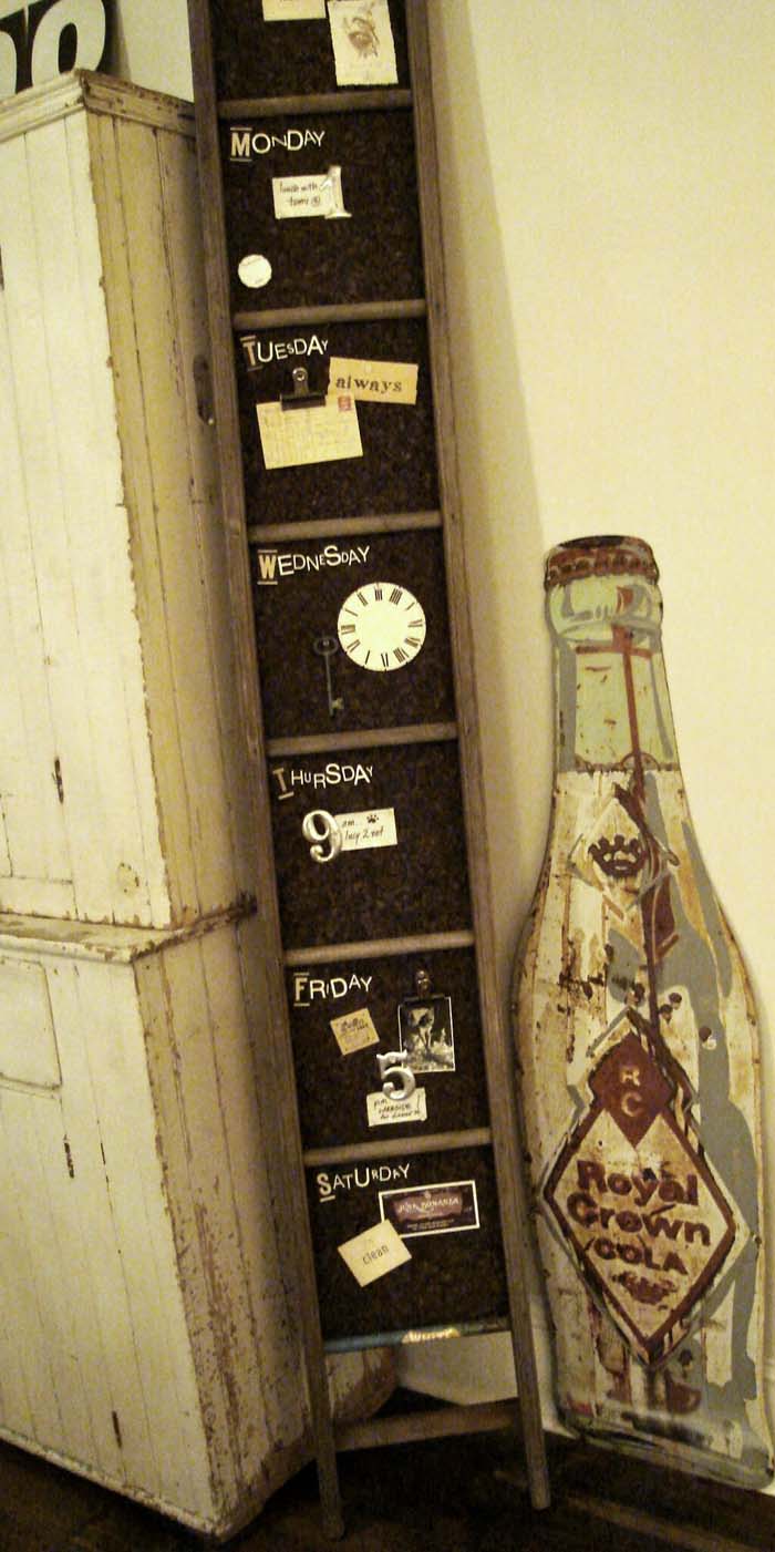 Leaning Corner Note and Inspiration Board #diy #ladder #repurpose #decorhomeideas