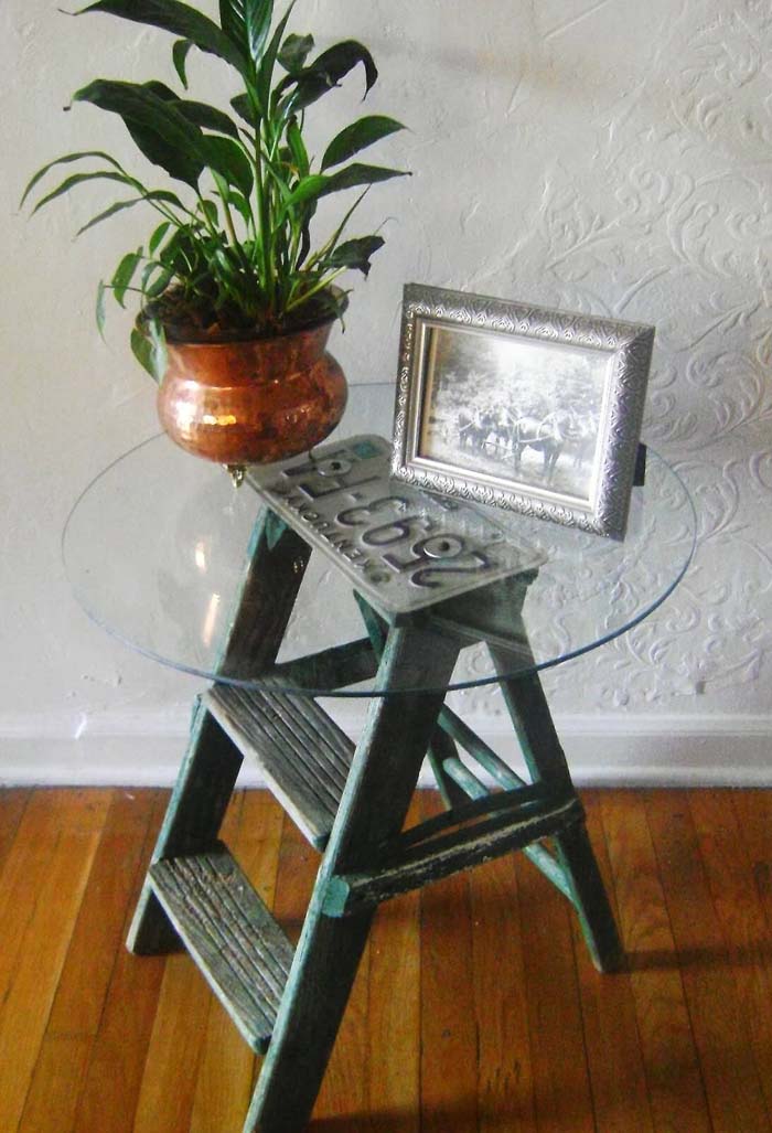 License Plate Top Ladder Table #diy #ladder #repurpose #decorhomeideas