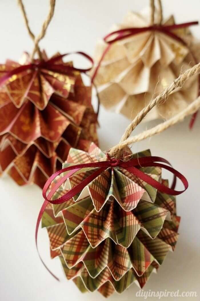 Make Your Own Paper Christmas Ornaments #Christmas #rustic #ornaments #decorhomeideas