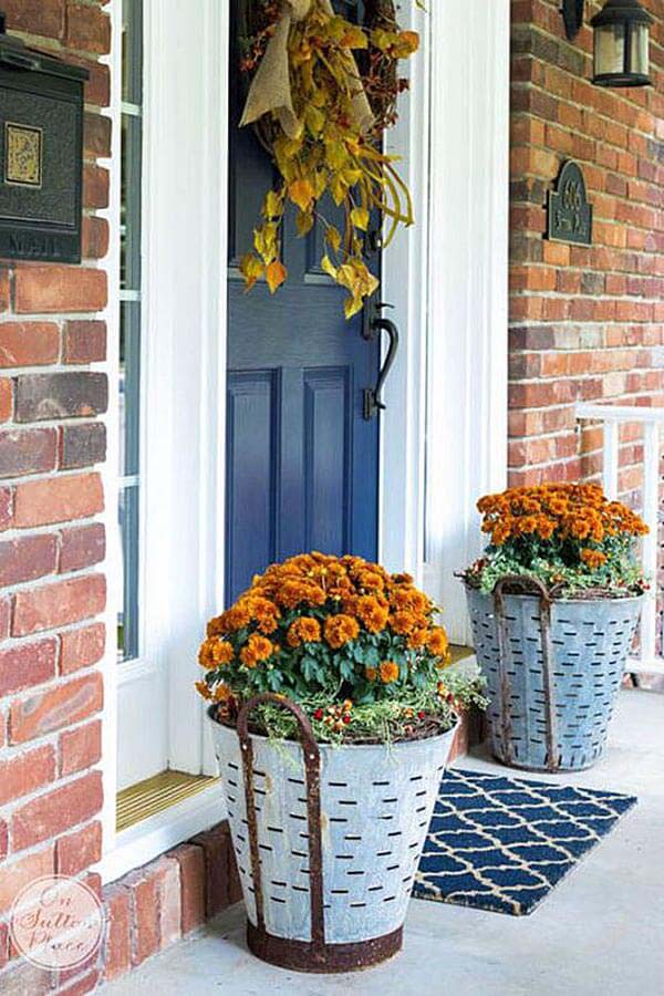 Metal Olive Bucket Fall Planters #flowerpot #frontdoor #frontporch #decorhomeideas