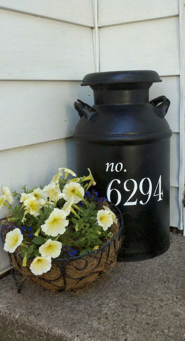 Milk Can and Metal Basket Flower Display #flowerpot #frontdoor #frontporch #decorhomeideas