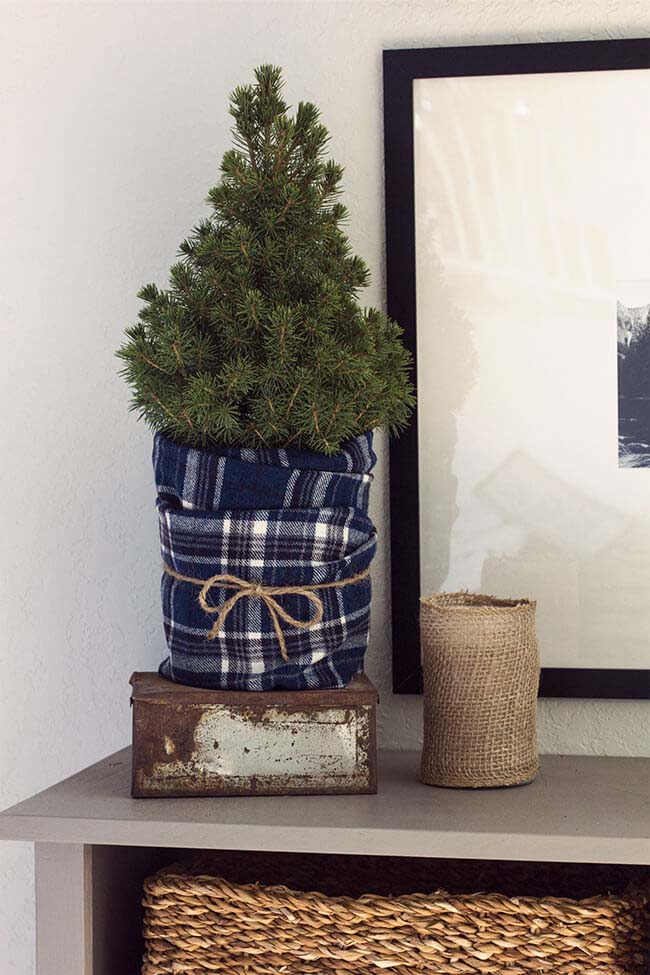 Mini Christmas Tree Wrapped in Blue Flannel #Christmas #blue #decorations #decorhomeideas