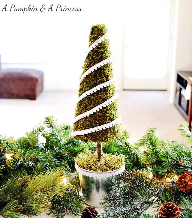 Moss Christmas Tree #Christmas #tree #crafts #decorhomeideas